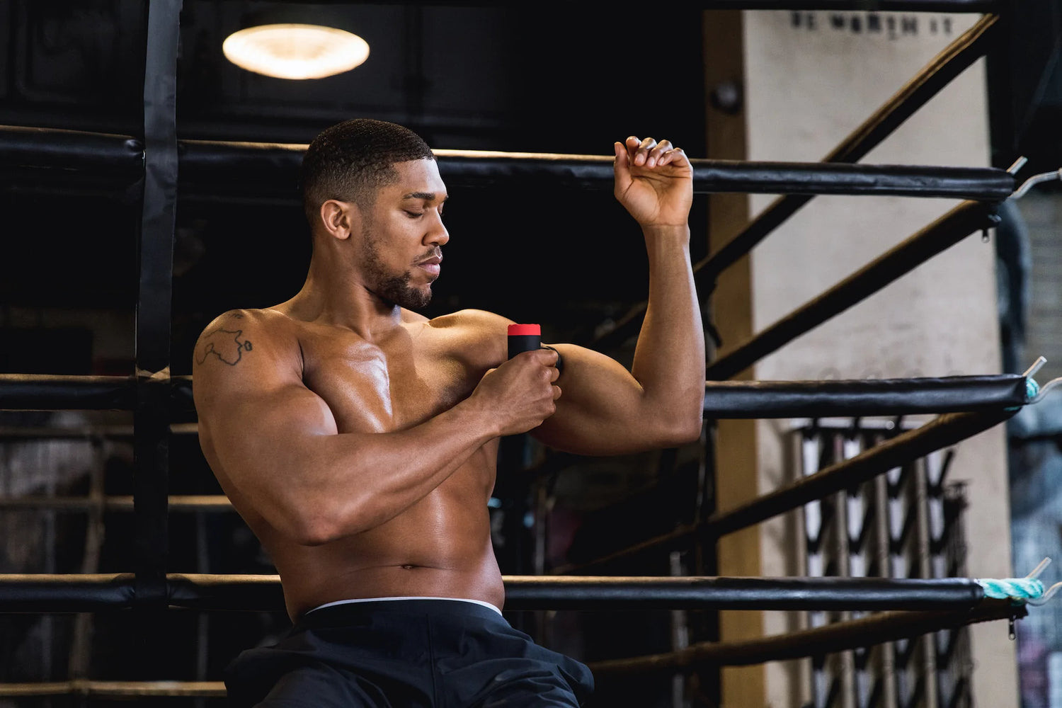 anthony joshua using massage gun